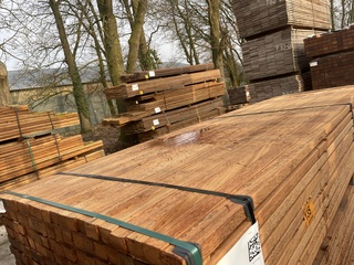 Ca. 181x Angelim Pedra Regels Geschaafd, 35x50mm, lengte 305cm